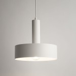 Lampa wisząca Vitrum Koło D27 w kolorze białym, z metalowym kloszem w kształcie cylindra, zawieszona na białym przewodzie. Źródło światła E27 widoczne wewnątrz klosza. Prosta, nowoczesna forma, idealna do różnych aranżacji wnętrz.