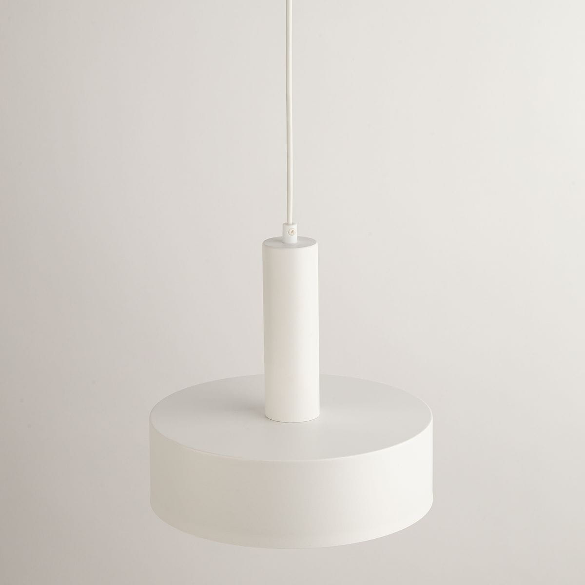 Lampa wisząca Vitrum Koło D27 w kolorze białym z cylindrycznym wieszakiem. Posiada okrągły, matowy klosz z miejscem na żarówkę E27. Zawieszona na białym kablu, z neutralnym tłem.