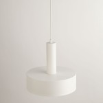 Lampa wisząca Vitrum Koło D27 w kolorze białym z cylindrycznym wieszakiem. Posiada okrągły, matowy klosz z miejscem na żarówkę E27. Zawieszona na białym kablu, z neutralnym tłem.