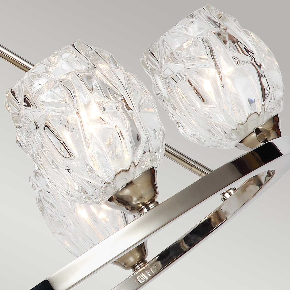 Lampa wisząca Rubin z sześcioma kloszami G9, wykonana z przezroczystego szkła z dekoracyjnym wzorem, umieszczona na metalowej konstrukcji w satynowym niklu. Klosze mają kształt lekko zaokrąglony, a całość prezentuje się nowocześnie.