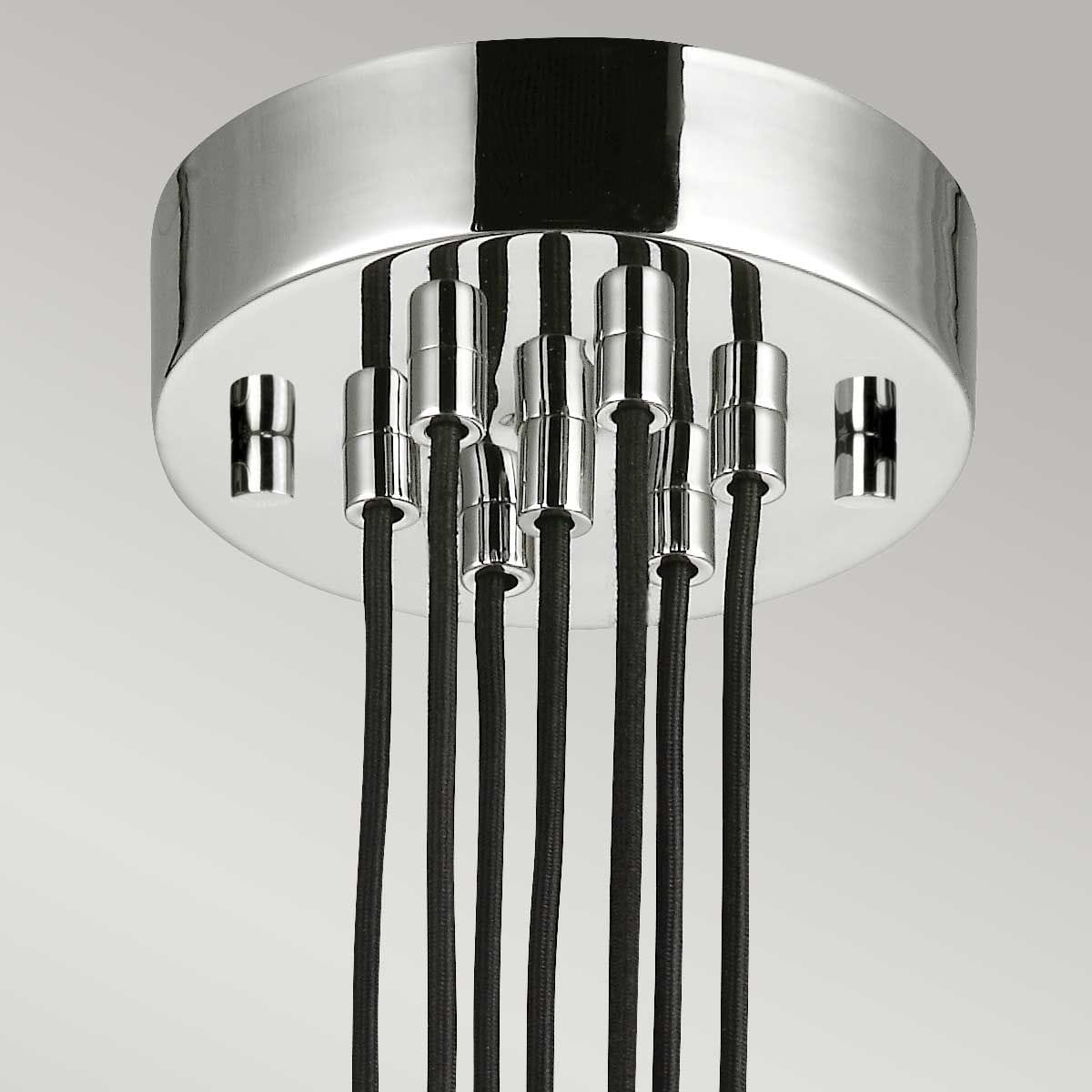 Lampa wisząca Rubin w satynowym niklu z sześcioma czarnymi przewodami. Górna część okrągła, metaliczna, z miejscami na żarówki G9. Stylowe połączenie nowoczesności i funkcjonalności.