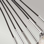 Lampa wisząca Rubin 7xG9 w satynowym niklu, z pięcioma czarnymi przewodami prowadzącymi do chromowanych mocowań. Widoczna elegancka konstrukcja z detalami metalowymi, idealna do nowoczesnych wnętrz.
