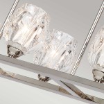 Lampa wisząca Rubin w satynie niklowej z 10 kloszami G9. Klosze mają szklane, przezroczyste, fakturowane wykończenie, które odbija światło. Lampa zawieszona na prostokątnej, metalowej konstrukcji. Ujęcie z góry, ukazujące detale kloszy.