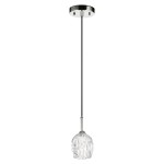 Lampa wisząca Rubin w kolorze satynowego niklu z przezroczystym kloszem o dekoracyjnym wzorze, zawieszona na cienkim przewodzie. Klosz ma okrągły kształt, a jego faktura przypomina krystaliczne wykończenie.