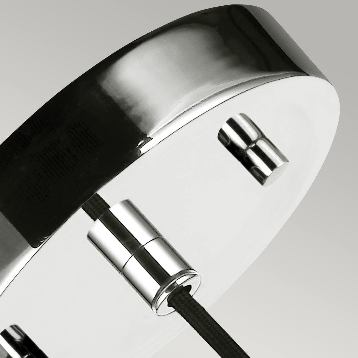 Lampa wisząca Rubin 1xG9 w satynowym niklu. Widok detalu mocowania z metalowymi elementami i czarnym przewodem. Okrągła podsufitka z błyszczącego metalu, minimalistyczny design.