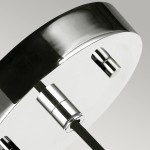 Lampa wisząca Rubin 1xG9 w satynowym niklu. Widok detalu mocowania z metalowymi elementami i czarnym przewodem. Okrągła podsufitka z błyszczącego metalu, minimalistyczny design.