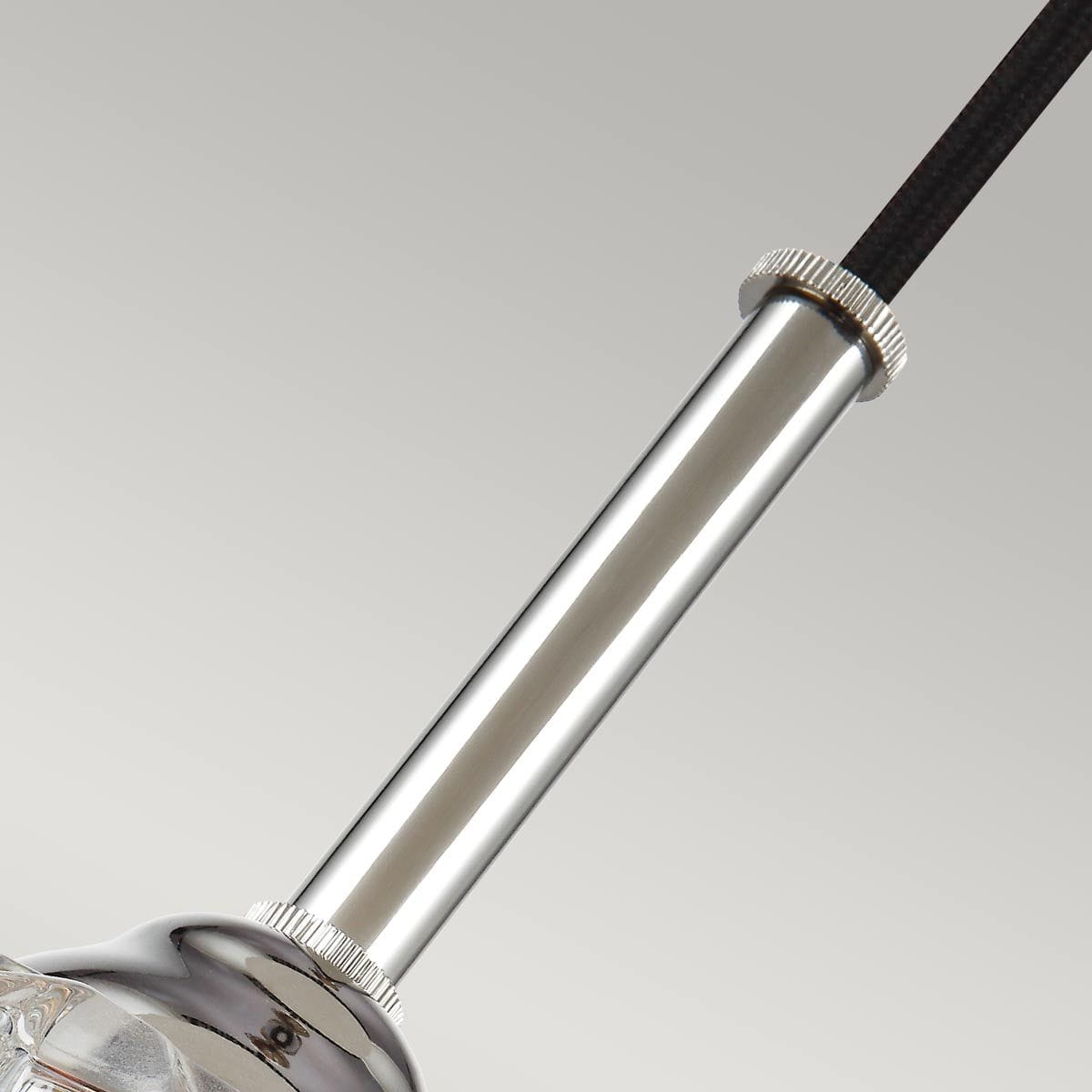 Lampa wisząca Rubin z satynowanego niklu, z kablem tekstylnym, widok z dołu na metalowy uchwyt i elementy mocujące. Wykończenie w kolorze niklu, z delikatnym wzorem na uchwycie. Idealna do nowoczesnych wnętrz.