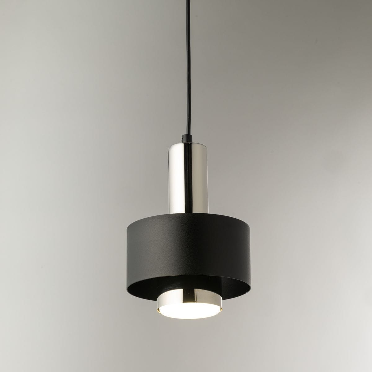 Lampa wisząca Rif Lux D15 w kolorze czarnym i srebrnym, z okrągłym kloszem i metalowym wykończeniem. Zawieszona na cienkim przewodzie, z widoczną oprawą GX53. Produkt w nowoczesnym stylu, doskonały do wnętrz.