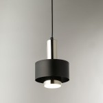 Lampa wisząca Rif Lux D15 w kolorze czarnym i srebrnym, z okrągłym kloszem i metalowym wykończeniem. Zawieszona na cienkim przewodzie, z widoczną oprawą GX53. Produkt w nowoczesnym stylu, doskonały do wnętrz.