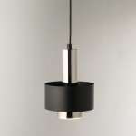 Lampa wisząca Rif Lux D15 w kolorze czarnym i srebrnym, z metalową rurką oraz okrągłym kloszem. Zawieszona na czarnym przewodzie, w frontalnym ujęciu. Wysokiej jakości materiały i nowoczesny design, idealna do wnętrz.