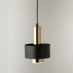 Lampa wisząca Rif Lux D15 z jedną żarówką GX53, w kolorze czarnym i złotym. Posiada cylindryczny kształt z matowego czarnego metalu i błyszczącego złotego detalu u góry. Zawieszona na czarnym przewodzie, prezentuje minimalistyczny design.