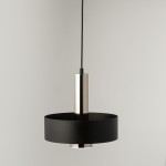 Lampa wisząca Rif Lux D25 w kolorze czarnym i srebrnym, z okrągłym, matowym kloszem i błyszczącym metalowym elementem. Zawieszona na cienkim, czarnym przewodzie, z gniazdem na żarówkę GX53. Ujęcie frontalne.