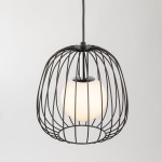 Lampa wisząca Bell D24 w kolorze czarnym i srebrnym, z metalową klatką oraz białym, okrągłym kloszem. Ujęcie z góry, produkt zawieszony. Widoczny detal mocowania i źródła światła G9. Tło jasne, proste.