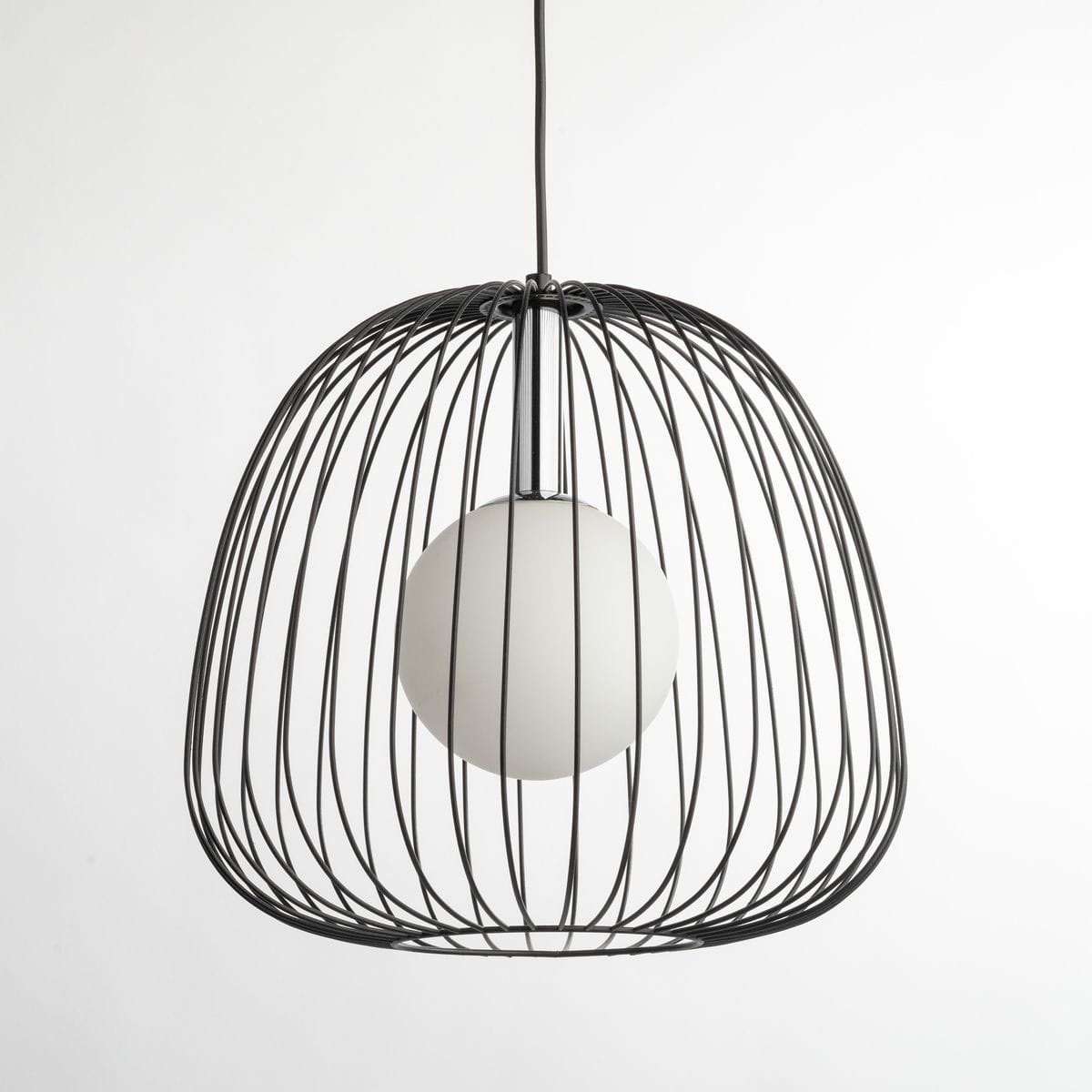 Lampa wisząca Bell D33 z czarną metalową siatką i białą, okrągłą kulą szklana. Zawieszona na cienkim przewodzie, w układzie frontalnym, podkreślająca nowoczesny design. Idealna do aranżacji wnętrz.