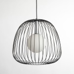 Lampa wisząca Bell D33 z czarną metalową siatką i białą, okrągłą kulą szklana. Zawieszona na cienkim przewodzie, w układzie frontalnym, podkreślająca nowoczesny design. Idealna do aranżacji wnętrz.