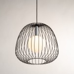 Lampa wisząca Bell D33 w kolorze czarnym i srebrnym z metalową, siatkowatą obudową. Wewnątrz znajduje się okrągła, biała żarówka G9. Ujęcie z góry, prezentujące detal konstrukcji oraz kształt lampy.