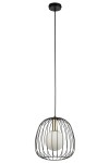 Lampa wisząca Bell D24 z kloszem w czarnej metalowej siatce, z złotym mocowaniem na żarówkę G9 oraz białą kulistą żarówką. Zawieszona na cienkim, czarnym przewodzie, w pozycji wiszącej.