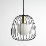 Lampa wisząca Bell D24 z czarną metalową siatką i złotym uchwytem, z białą kulistą żarówką G9. Ujęcie z góry, wisząca konstrukcja, minimalistyczny design, idealna do nowoczesnych wnętrz.