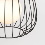 Lampa wisząca Bell D24 w kolorze czarnym z metalową siatką i okrągłym kloszem z białego szkła. Ujęcie w zbliżeniu na detal konstrukcji, z wyeksponowanym kształtem klosza oraz otwartą podstawą. Tło jednolite, jasne.