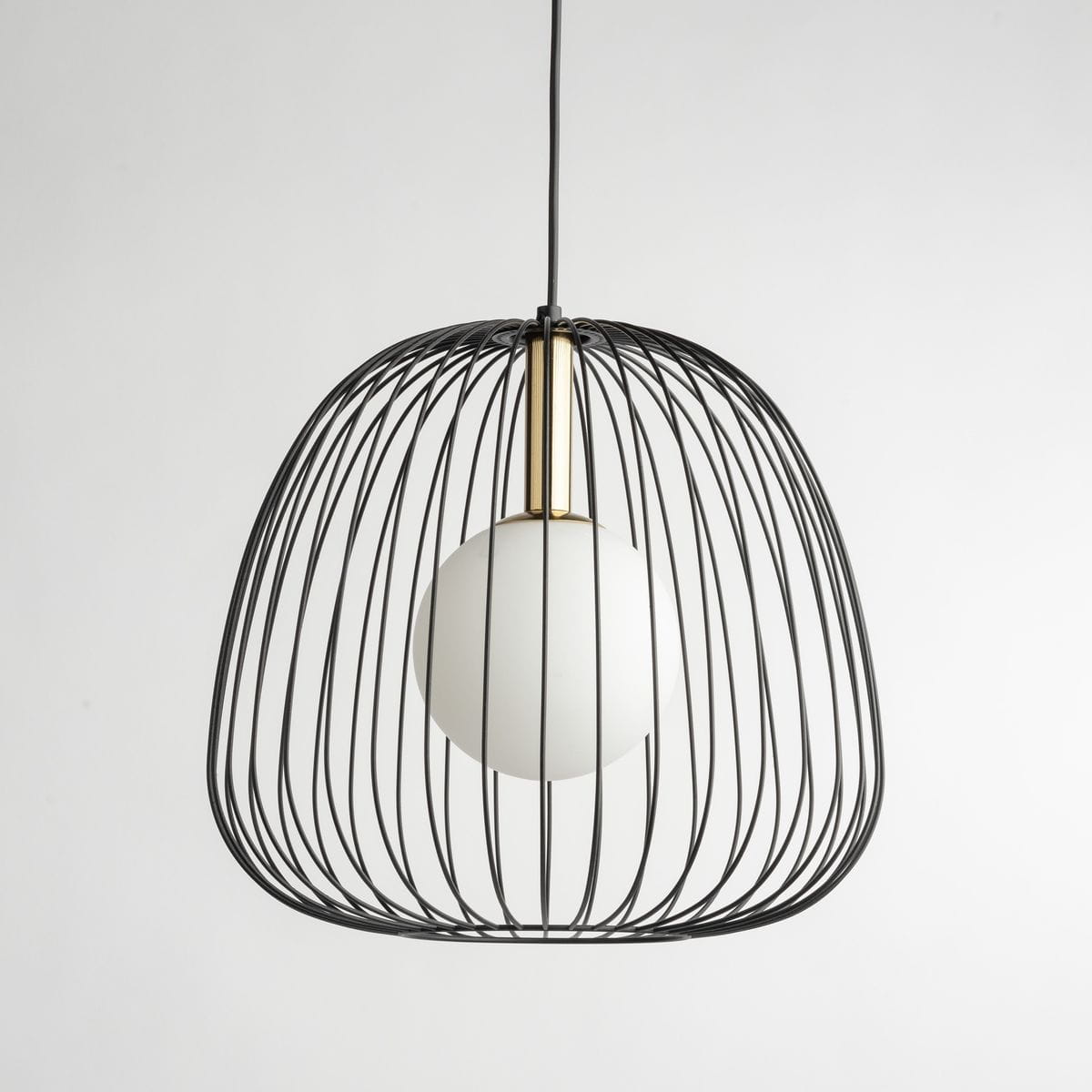 Lampa wisząca Bell D33 w kolorze czarnym i złotym z kloszem z przezroczystego szkła. Otwarta konstrukcja z metalowych prętów, zawieszona na czarnym kablu. Wymagana żarówka G9. Tło białe, minimalistyczne.