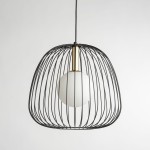 Lampa wisząca Bell D33 w kolorze czarnym i złotym z kloszem z przezroczystego szkła. Otwarta konstrukcja z metalowych prętów, zawieszona na czarnym kablu. Wymagana żarówka G9. Tło białe, minimalistyczne.