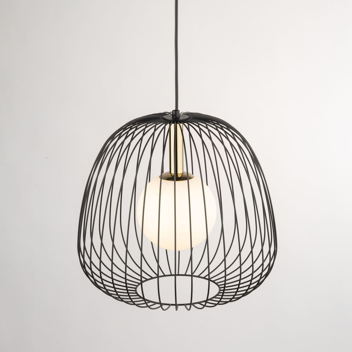 Lampa wisząca Bell D33 z czarnym metalowym kloszem w formie siatki, z złotym elementem u góry i białą, okrągłą żarówką G9 w środku. Produkt zawieszony z góry, na jednolitym, jasnym tle.