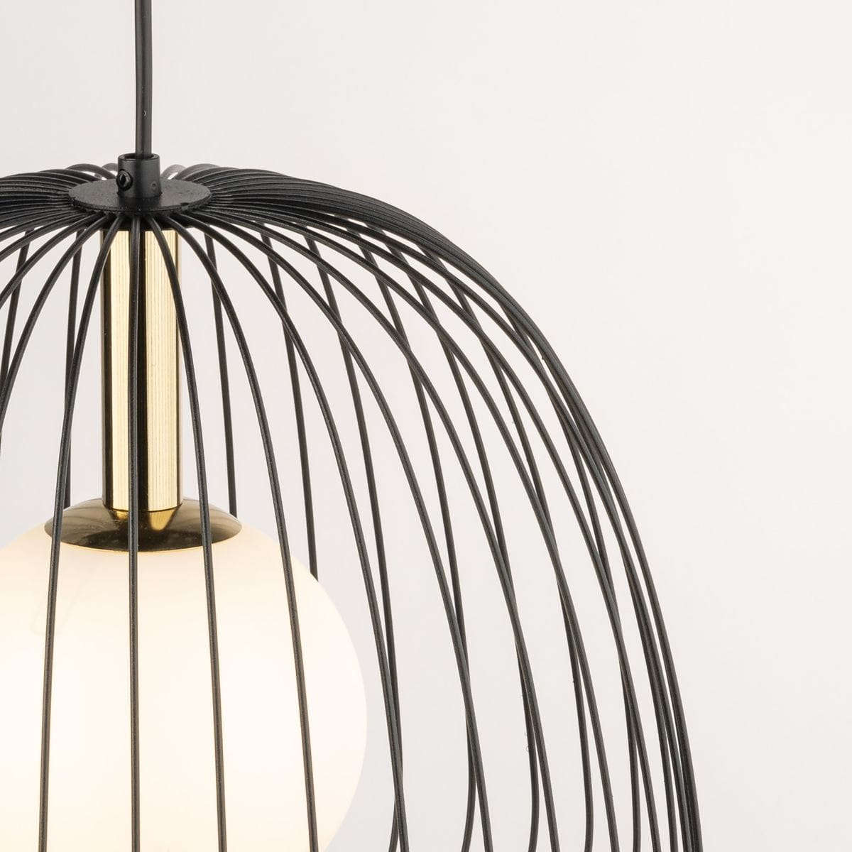 Lampa wisząca Bell D33 w kolorze czarnym i złotym, z metalową siatką i okrągłym, białym kloszem. Ujęcie z góry, ukazujące detale konstrukcji oraz połączenie materiałów. Idealna do nowoczesnych wnętrz.