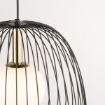 Lampa wisząca Bell D33 w kolorze czarnym i złotym, z metalową siatką i okrągłym, białym kloszem. Ujęcie z góry, ukazujące detale konstrukcji oraz połączenie materiałów. Idealna do nowoczesnych wnętrz.