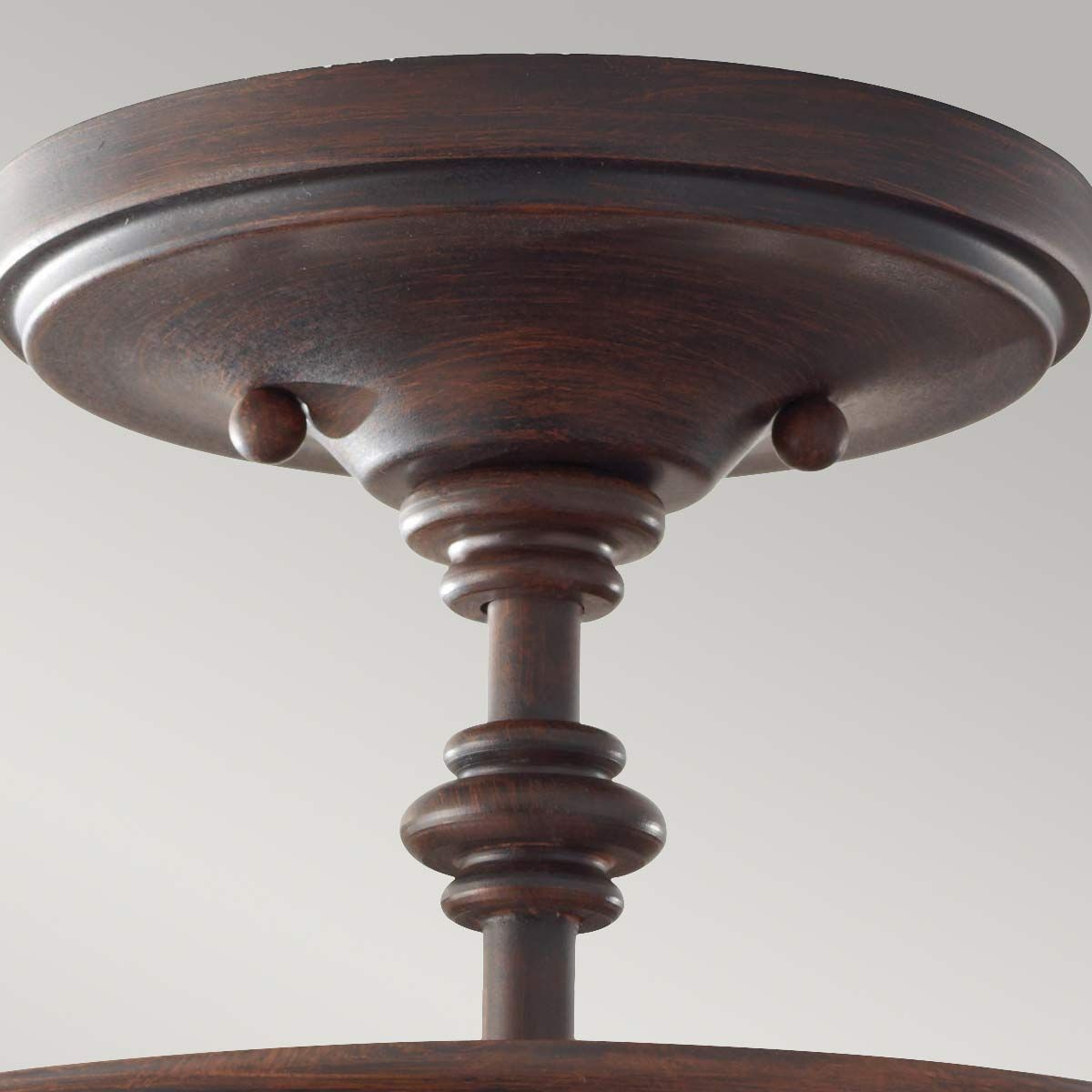 Lampa sufitowa Pickering w starym brązie, z trzema gniazdami E14. Widok z dołu, pokazujący dekoracyjne detale i teksturę metalowego mocowania oraz ozdobne elementy w kształcie pierścieni.