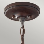 Lampa sufitowa Pickering w kolorze starym brązie, z mocowaniem na trzy źródła światła E14. Widoczna dekoracyjna podsufitka z okrągłym kształtem oraz metalowy element z łańcuszkiem. Kąt ujęcia: z dołu, ukazujący detale mocowania.
