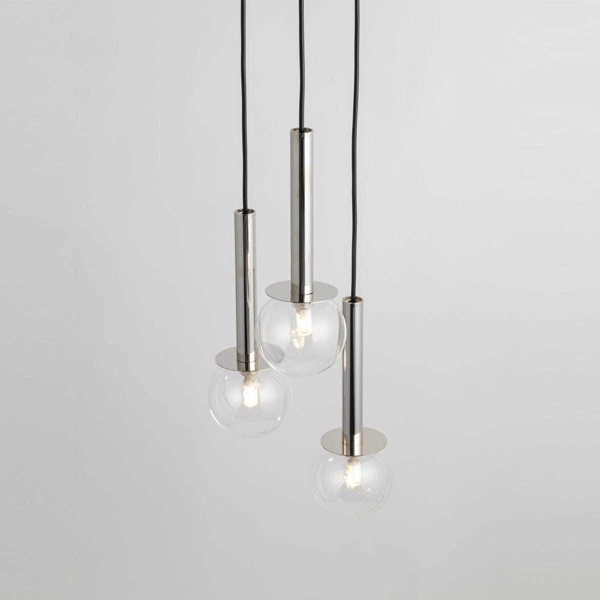Lampa wisząca Daisy 3xG9 w kolorze srebrnym z transparentnymi kloszami. Trzy szklane kuliste klosze zawieszone na czarnych przewodach, osadzone na metalowych podstawach, tworzą nowoczesny, minimalistyczny efekt.