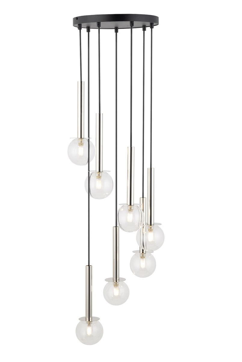 Lampa wisząca Daisy z siedmioma żarówkami G9, srebrna z transparentnymi kloszami. Klosze w kształcie kul osadzone na metalowych prętach, zawieszone na czarnej podstawie. Zbliżenie na różne długości wiszących elementów.