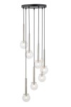 Lampa wisząca Daisy z siedmioma żarówkami G9, srebrna z transparentnymi kloszami. Klosze w kształcie kul osadzone na metalowych prętach, zawieszone na czarnej podstawie. Zbliżenie na różne długości wiszących elementów.