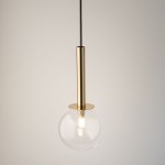 Lampa wisząca Daisy z przezroczystym kloszem w kształcie kuli i złotym metalowym uchwytem. Zawieszona na czarnym przewodzie, prezentuje minimalistyczny design, idealna do nowoczesnych wnętrz.