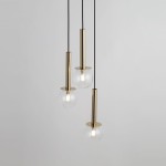 Lampa wisząca Daisy 3xG9, złote metalowe podstawy z przezroczystymi kloszami w kształcie kul, zawieszone na czarnych kablach. Klosze mają okrągłe podstawy, a całość jest zawieszona na tle jasnej ściany.
