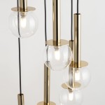 Lampa wisząca Daisy z pięcioma kloszami G9, w kolorze złotym i transparentnym. Klosze w formie kul z przezroczystego szkła zawieszone na złotych rurkach. Ujęcie z góry, pokazujące szczegóły konstrukcji i źródła światła.