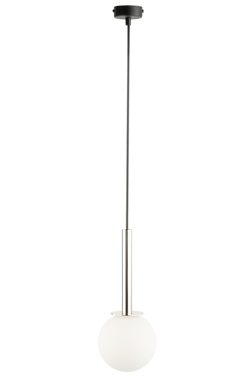 Lampa wisząca Daisy 1xG9 w kolorze srebrnym z białym kloszem w kształcie kuli. Produkt zawieszony na długim, prostym przewodzie, z metalowym mocowaniem. Ujęcie frontalne, na jednolitym tle.