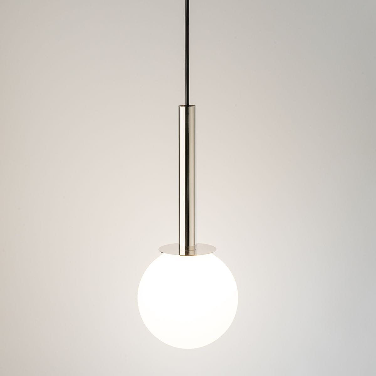 Lampa wisząca Daisy z jedną oprawą G9, srebrny metalowy uchwyt z cylindrycznym elementem oraz biała, okrągła kula. Produkt zawieszony na czarnym przewodzie, na jasnym tle.