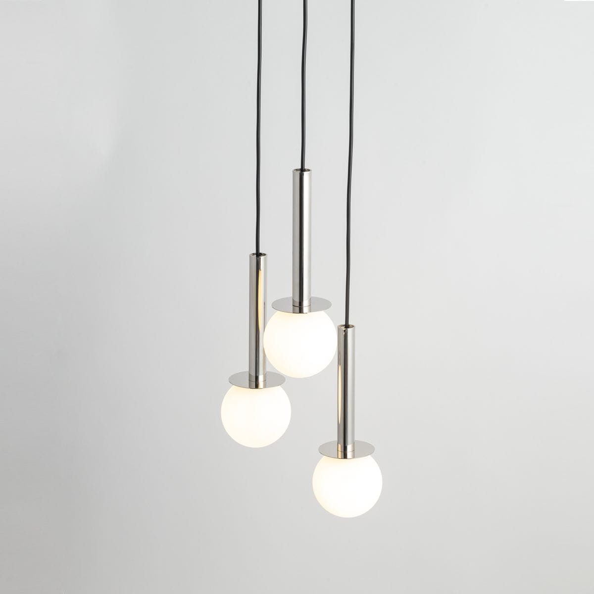 Lampa wisząca Daisy 3xG9 w kolorze srebrnym i białym, z trzema okrągłymi kloszami z mlecznego szkła zawieszonymi na czarnych przewodach. Ujęcie z przodu, ukazujące elegancki design i minimalistyczny styl.
