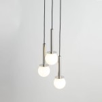 Lampa wisząca Daisy 3xG9 w kolorze srebrnym i białym, z trzema okrągłymi kloszami z mlecznego szkła zawieszonymi na czarnych przewodach. Ujęcie z przodu, ukazujące elegancki design i minimalistyczny styl.