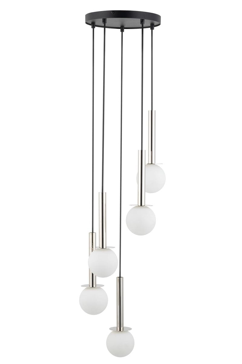 Lampa wisząca Daisy z pięcioma kulistymi kloszami z białego opalowego szkła, umieszczonymi na srebrnych metalowych podstawach. Zawieszona na czarnych linkach, montowana do sufitu. Elegancki design idealny do nowoczesnych wnętrz.