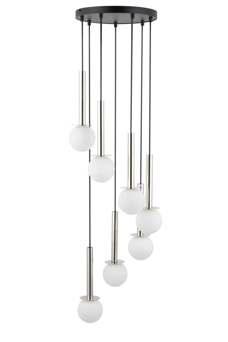 Lampa wisząca Daisy z siedmioma źródłami światła G9, w kolorze srebrnym i białym. Okrągłe, matowe klosze zawieszone na cienkich linkach w srebrnych uchwytach, umieszczone na okrągłej, czarnej podstawie.