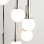 Lampa wisząca Daisy z 7 kulami G9. Srebrne metalowe elementy i białe, matowe klosze w kształcie kul. Ujęcie zbliżeniowe, ukazujące detale konstrukcji i połączenia między elementami. Tło w jasnym odcieniu.