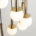 Lampa wisząca Daisy w kolorze złotym i białym, z siedmioma kulistymi kloszami z matowego szkła. Widok z góry, ukazujący metalowe elementy i czarne przewody. Oświetlenie nowoczesne, idealne do eleganckich wnętrz.