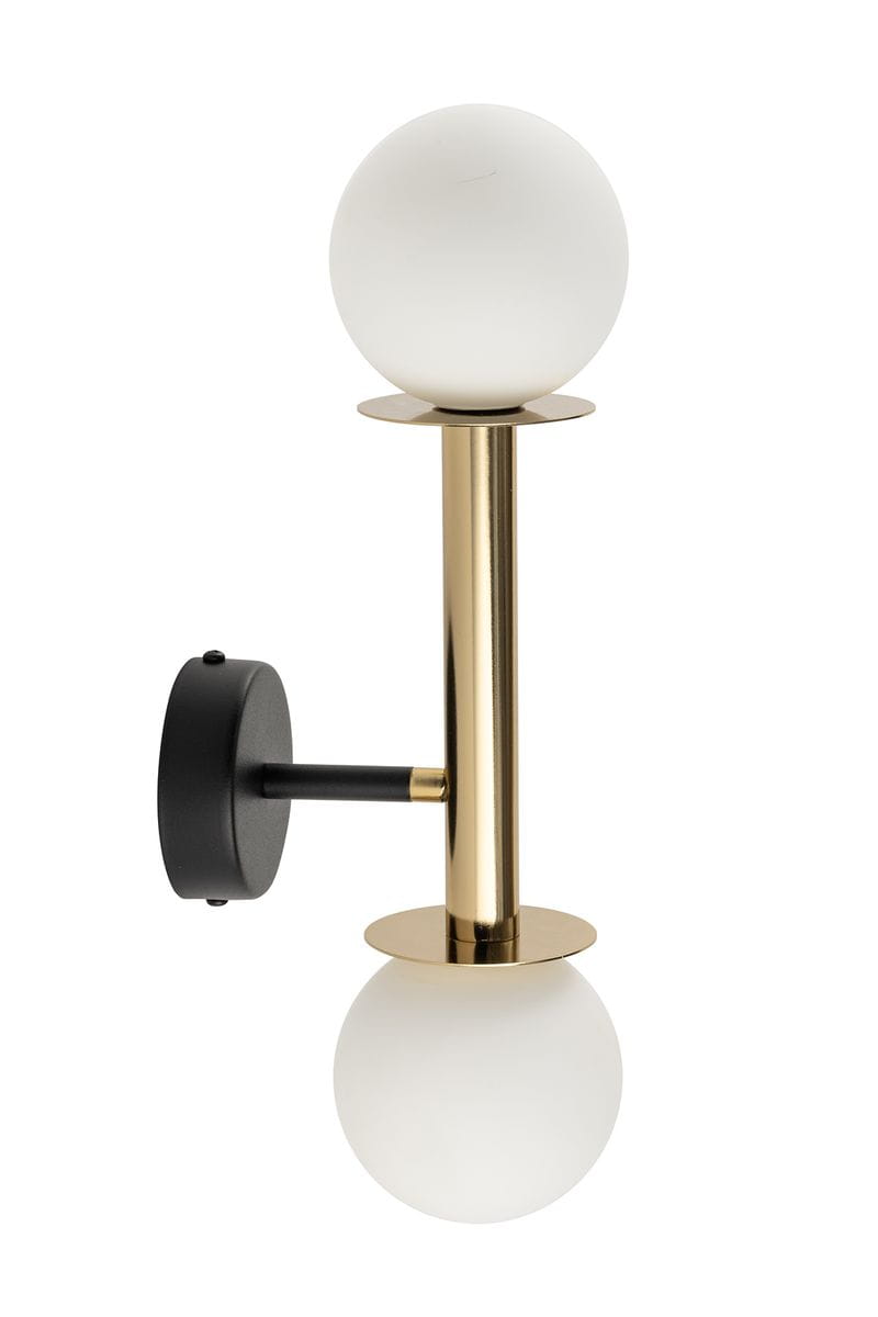 Kinkiet Daisy w kolorze złotym i białym, z dwoma okrągłymi kloszami z matowego szkła. Metalowa konstrukcja w odcieniu złota, zamontowana na czarnej podstawie. Produkt w pozycji stojącej, ukazujący nowoczesny design.