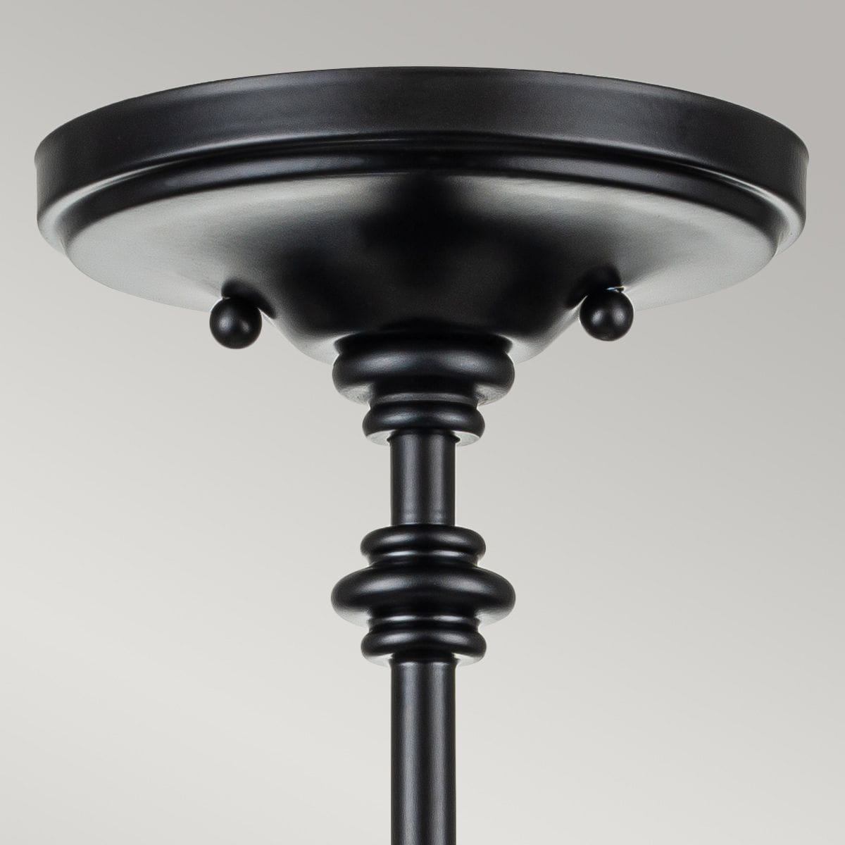 Czarna lampa sufitowa Pickering z miejscem na trzy żarówki E14, z okrągłym, gładkim kloszem i dekoracyjnym trzpieniem, widoczna z dołu. Wykonana z metalu, ma prosty, elegancki design, idealna do nowoczesnych wnętrz.