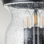 Lampa sufitowa Pickering z trzema gniazdami E14, w czarnej metalowej oprawie. Szklany klosz z fakturą bąbelków, odsłaniający żarówki z widocznymi włóknami. Ujęcie zbliżeniowe, podkreślające detale lampy.