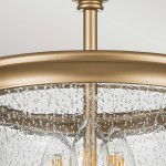 Lampa sufitowa Pickering w kolorze mosiądzu z trzema miejscami na żarówki E14. Szklany klosz z efektem kropli wody, wiszący na metalowej konstrukcji. Widok z góry, ukazujący detale i teksturę klosza.