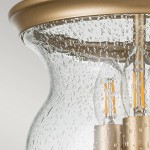 Lampa sufitowa Pickering z mosiądzu, z trzema gniazdami E14. Szklany klosz z fakturą kropli wody, odsłaniający żarówki z widocznymi żarnikiem. Górna część w kolorze mosiądzu, elegancka forma, montowana na suficie.