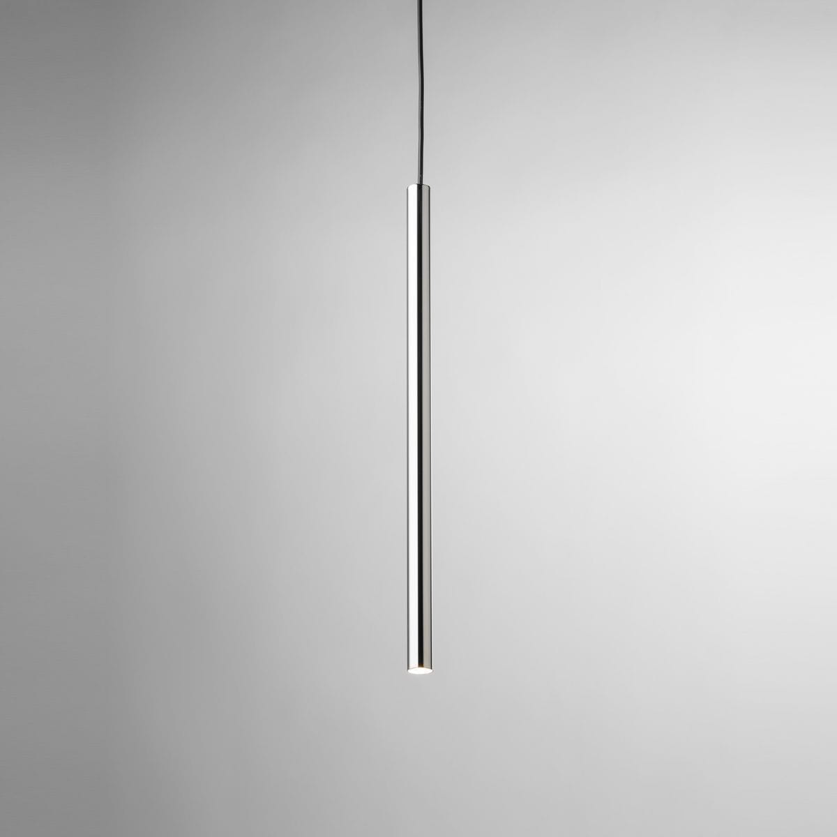 Lampa wisząca Sopel Lux z jedną oprawą G9, w kolorze czarnym i srebrnym. Ma prosty, cylindryczny kształt z metaliczną powierzchnią. Zawieszona na cienkim przewodzie, prezentuje nowoczesny design na jasnym tle.